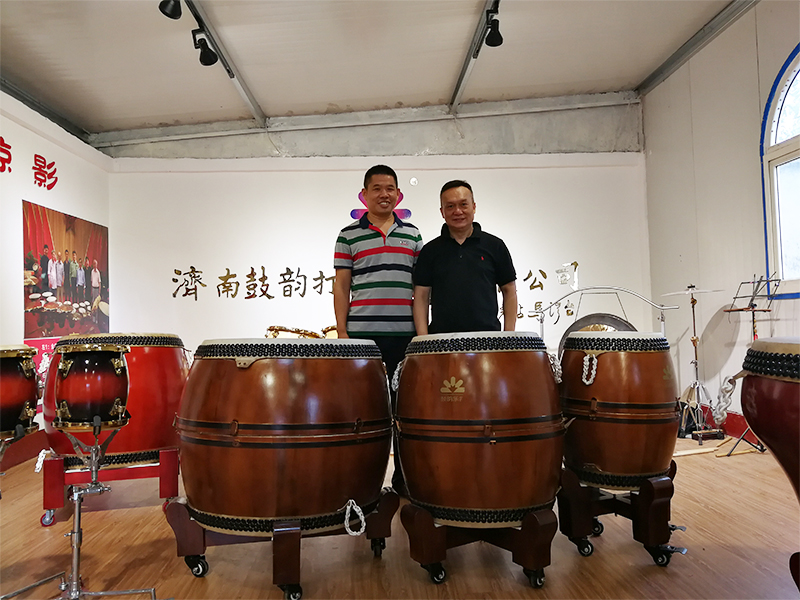 張仰勝（軍委政治工作部歌舞團(tuán)打擊樂演奏家）來鼓韻參觀并監(jiān)制套娃鼓。留念.jpg